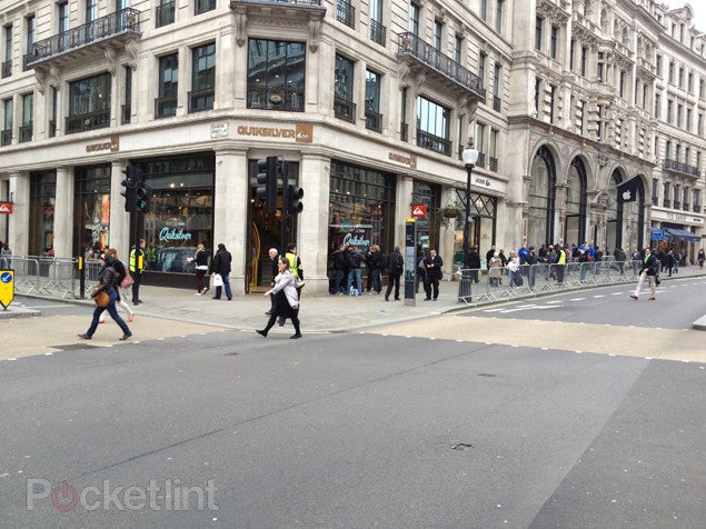 The line in front of the Regent Street Apple Store is gone - U.K. Regent Street line for Apple iPad disappears with plenty of units still available