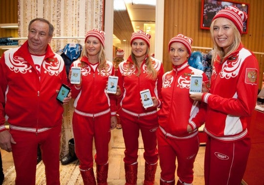 Samsung equipped the whole Russian tennis team with Galaxy Notes - Maria Sharapova is &quot;make believe&quot; no more, swaps the Sony advertising gig for Samsung