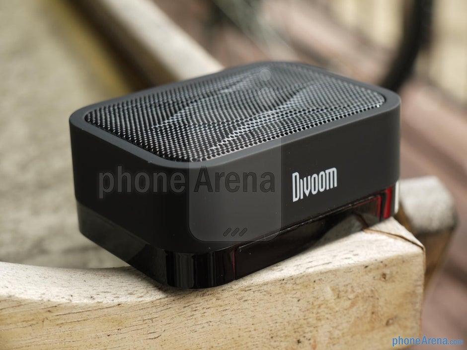 Satechi iFit1 Portable Rechargeable Speaker Stand handson