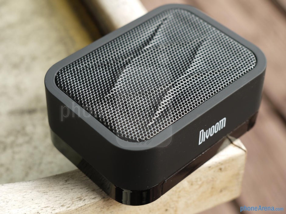 Satechi iFit1 Portable Rechargeable Speaker Stand handson