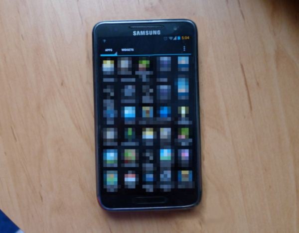 Alleged Samsung Galaxy S III photo surfaces, showing a rectangular home button and five row interface