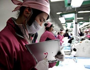 Making the Apple iPad - Samsung Galaxy S III made by 75,000 workers; phone is the fastest selling gadget of all-time