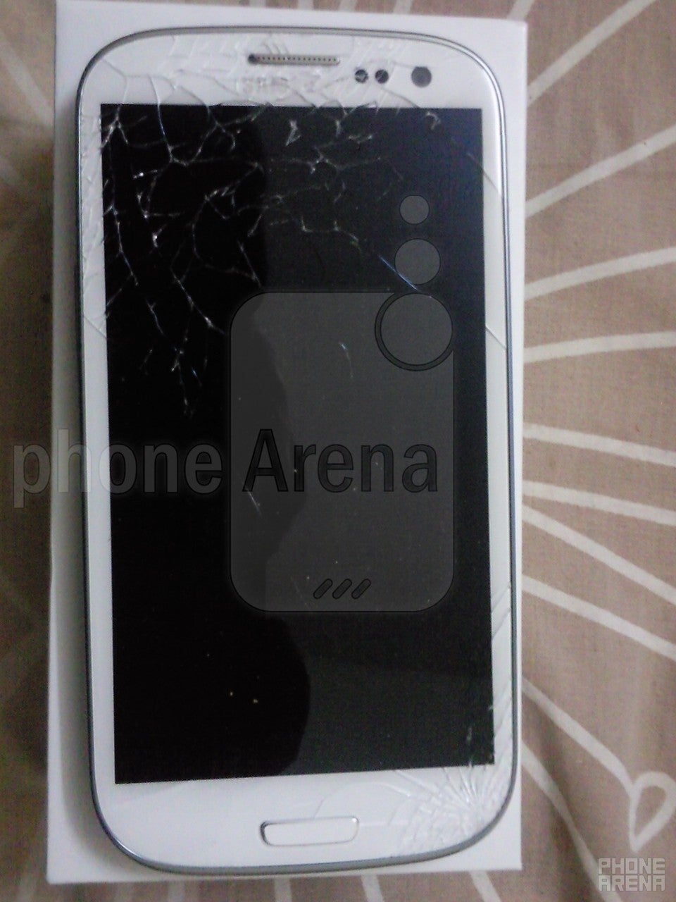 Samsung Galaxy S III meets gravity, Gorilla Glass 2 display suffers the consequences