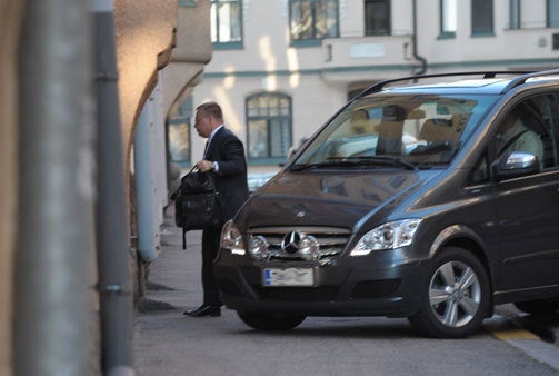 Elop arriving home - Nokia CEO gets spotted with a security escort home after layoff announcement