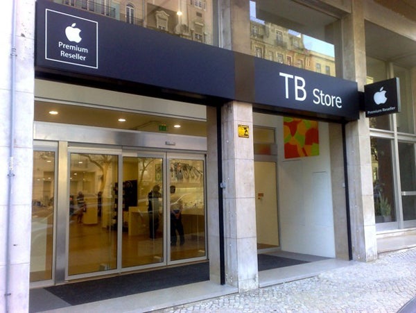 An Taboada &amp;amp; Barros store in Portugal where Apple devices are sold - Apple sued by Portuguese reseller for 40 million EUR