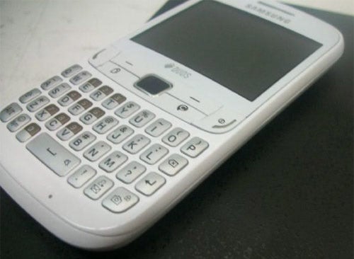 Mysterious Samsung DUOS phone appears, flaunts a dedicated ChatON key
