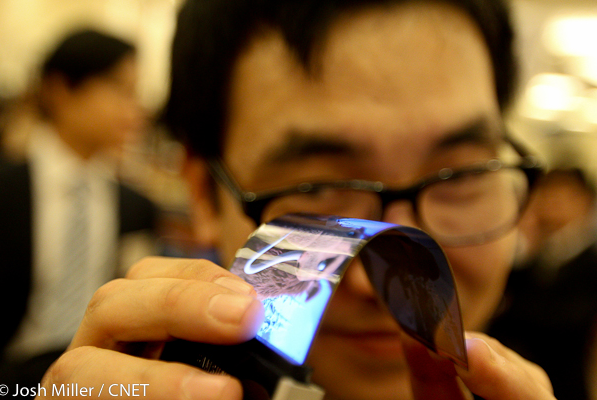 Flexible AMOLED display by Samsung - Flexible battery coming for smartphones?