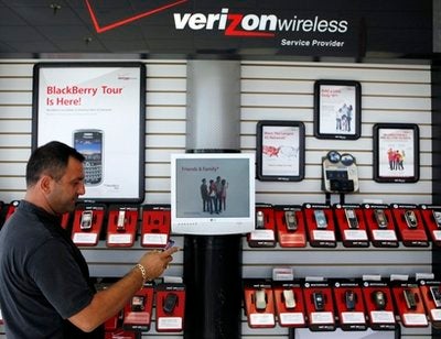 Inside a Verizon store - Verizon reports lowest churn rate in the industry for Q2