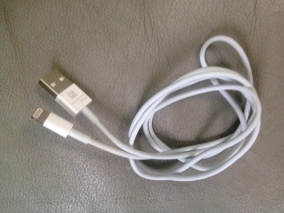 Apple's new USB cable with 8-pin connector - Video sizes up iPhone 5 parts with iPhone 4S and Galaxy S III, Apple's new USB cable surfaces