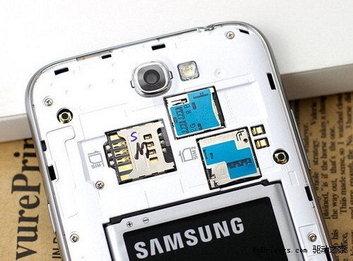 Sans the back cover, you can see the dual-SIM slots - Samsung to offer Chinese market dual-SIM version of GALAXY Note II