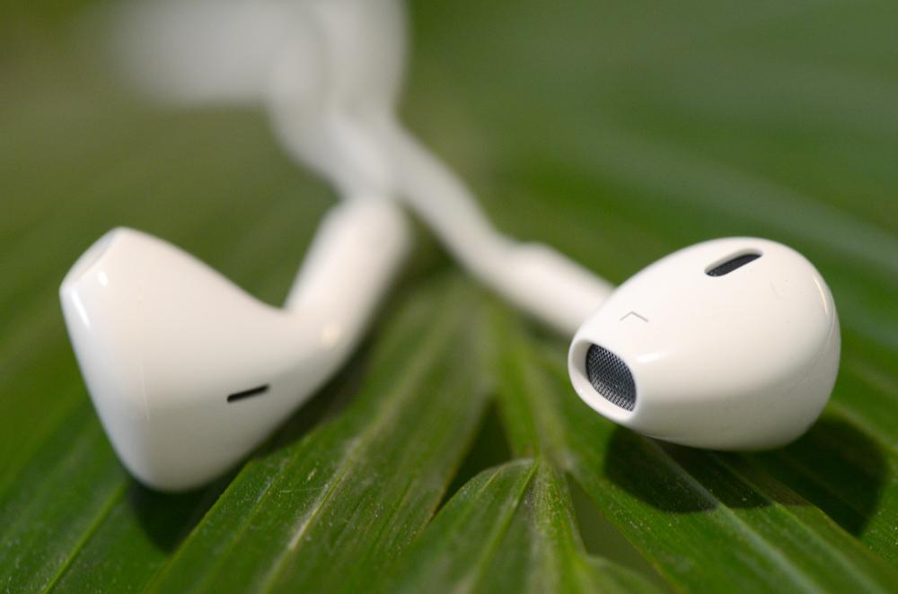 The new Apple EarPods - The new Apple EarPods get taken apart