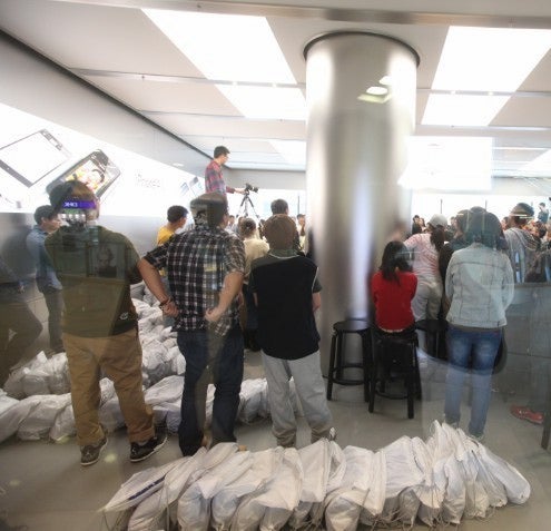 Last minute meeting inside the store - Third Apple Store opens in Beijing to long lines