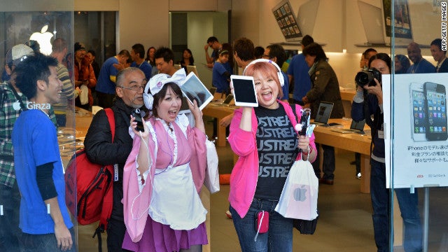 In Tokyo, Apple iPAd mini buyers show off their new purchase - Smaller lines spotted for the launch of the Apple iPad mini