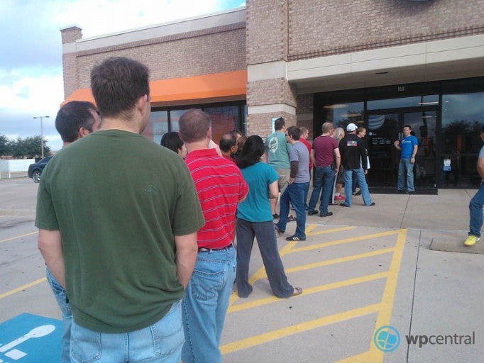 A line of eager Windows Phones buyers at the AT&amp;amp;T store in Irving, Texas  - People are lining up outside AT&amp;T stores for new Windows Phones