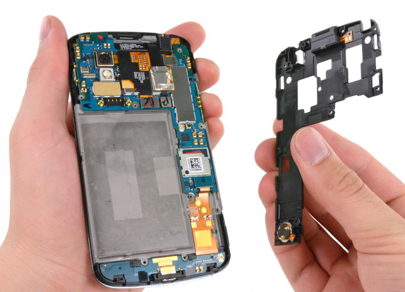The back cover of the Google Nexus 4 contains the NFC antenna - The Google Nexus 4 is taken apart