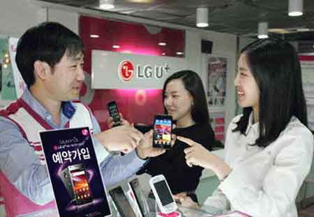 Some LG U+ customers received subsidies exceeding 270,000 won on their smartphone purchase - Trio of South Korean carriers banned from taking on new customers for most of next month