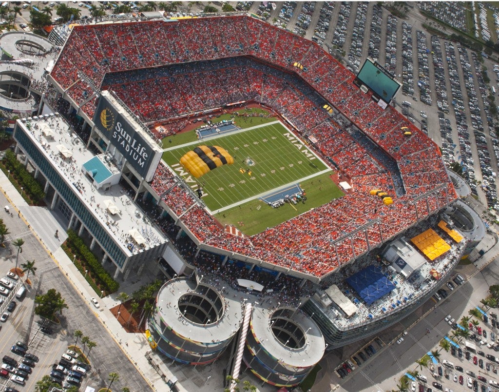 AT&amp;amp;T has upgraded its network inside and outside Miami&#039;s Sun Life Stadium - AT&amp;T upgrades its network in Miami for two bowl games