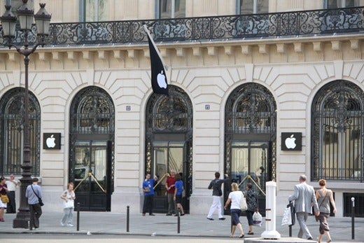 This Paris Apple Strore was robbed on Monday night - Sacrebleu: Armed robbers hit Paris Apple Store