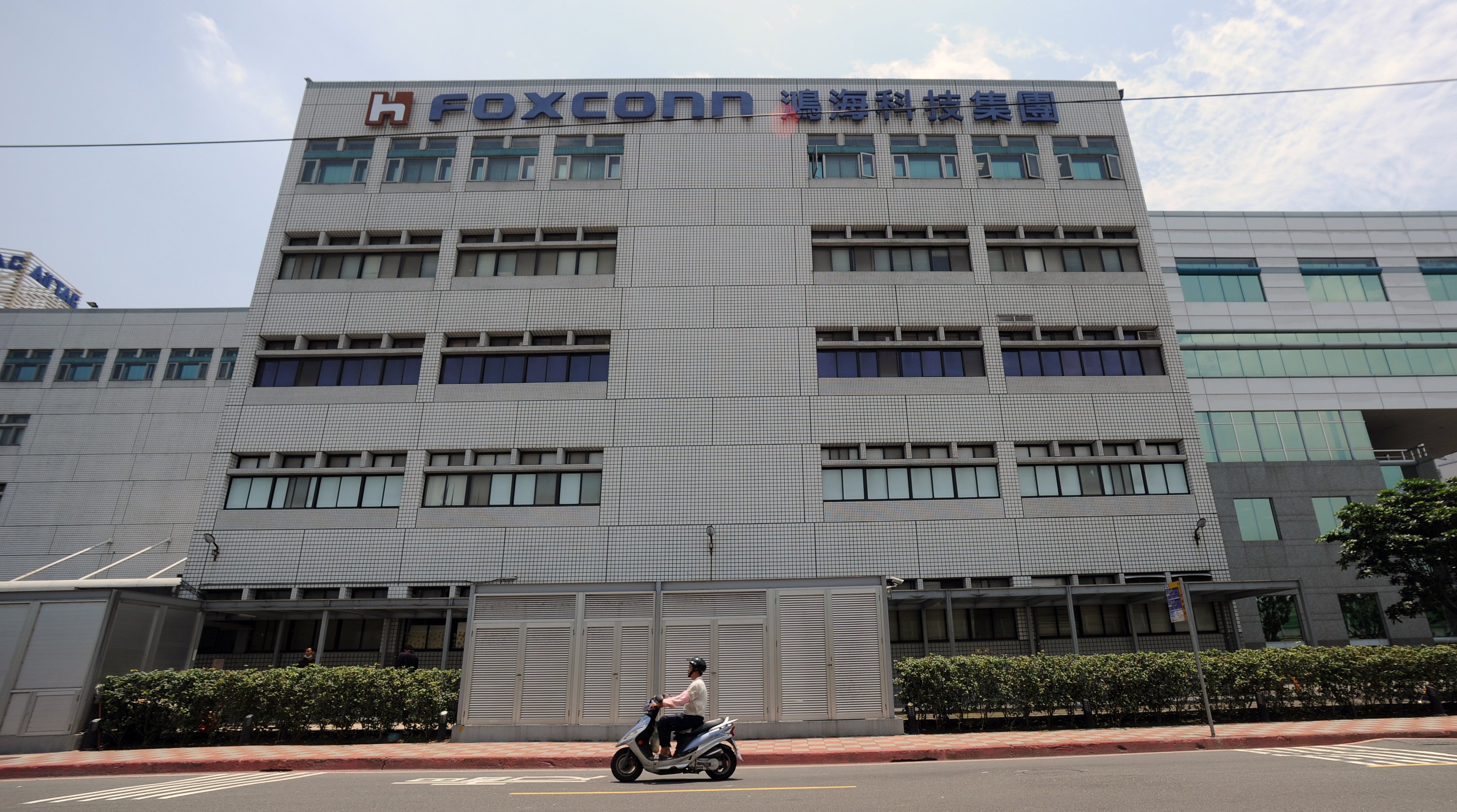 Foxconn will report a loss for 2012 - Join the club: Foxconn shares drop 4% after it warns of red ink for 2012