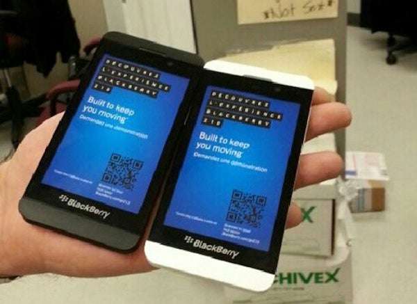 Black and White dummy models of the BlackBerry Z10 - BlackBerry Z10 dummy units now out in black and white