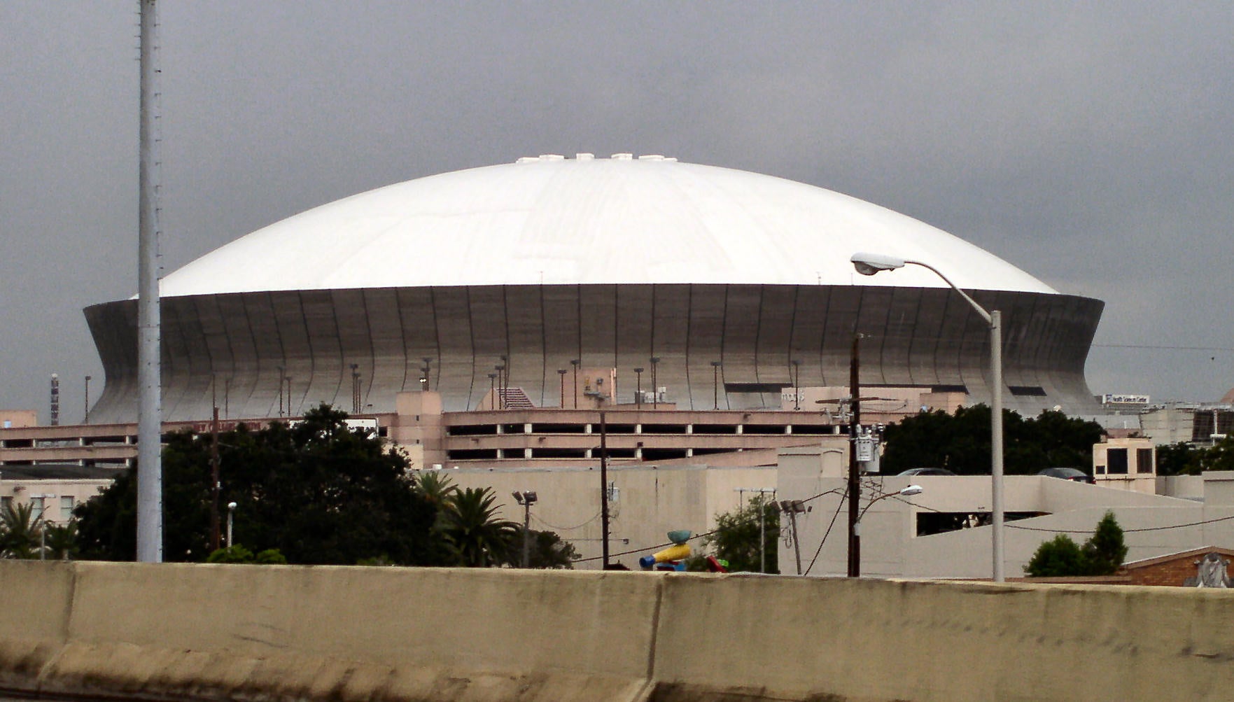 T-Mobile has improved its network for better coverage inside and outside the Superdome - T-Mobile expands its 4G coverage in time for the Super Bowl and Mardi Gras