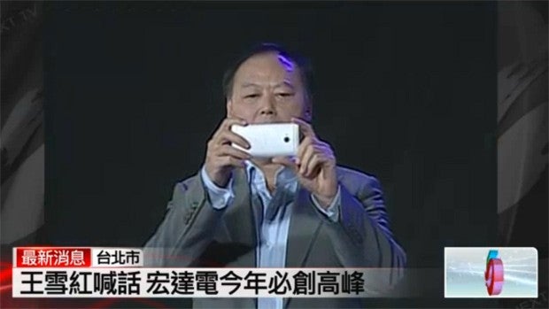 HTC CEO Peter Chou with the HTC M7 - Peter Chou shows off HTC M7 at year end party