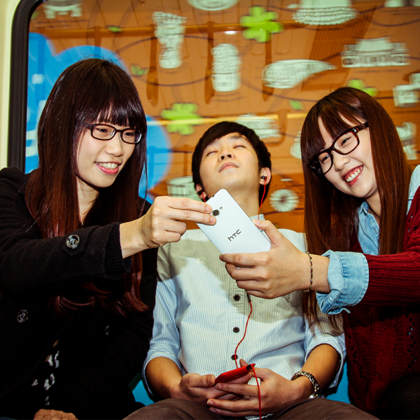 HTC tweets a picture showing a white HTC 8X - HTC tweets picture of white HTC 8X