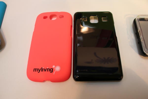 Comparing a case for the Samsung Galaxy S III (L) with one for the Samsung Galaxy S IV - Cases for Samsung Galaxy S IV spotted at CeBIT