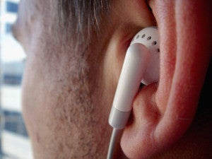 Is this Apple iPod listener damaging his hearing? - Mayor Bloomberg turns his attention from large sodas to Apple&#039;s earbuds