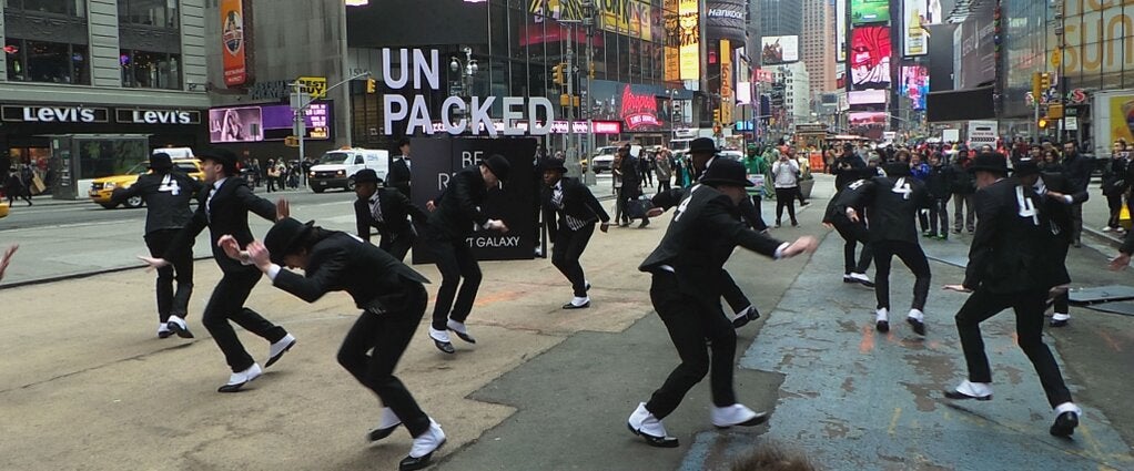 Samsung keeps on teasing the Galaxy S IV: mob spats invade Times Square (video)