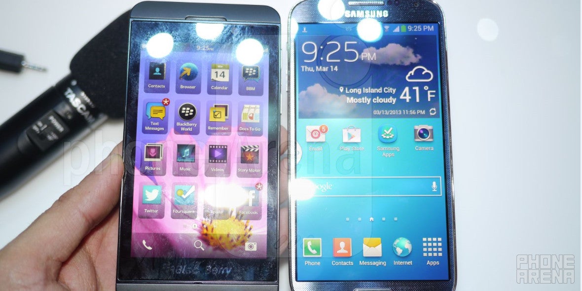 Samsung Galaxy S 4 vs BlackBerry Z10: first look