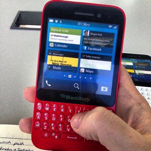 BlackBerry R10 leaks out in red