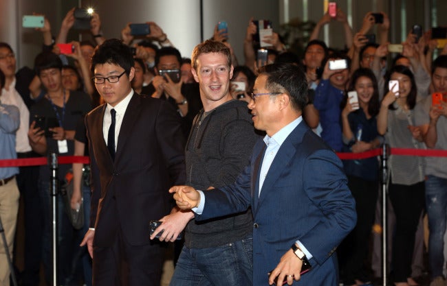 Facebook&#039;s Mark Zuckerberg met in Korea with Samsung to discuss a Facebook phone - Zuckerberg seeking Samsung produced Facebook phone?