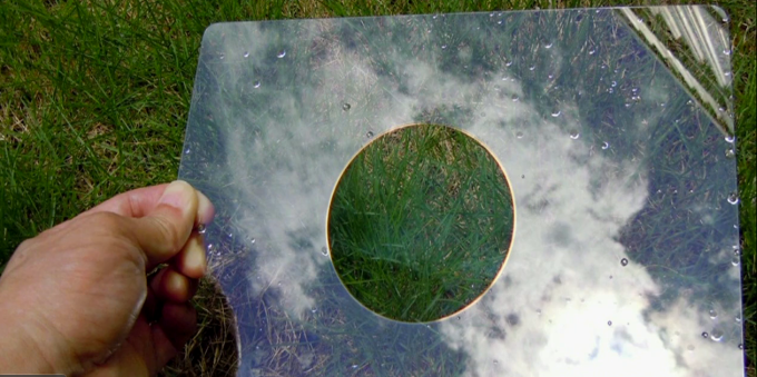 The circle in the middle is treated with Corning&#039;s new anti-reflection tech - Future of phone displays: non-reflective, antimicrobial, made with Corning