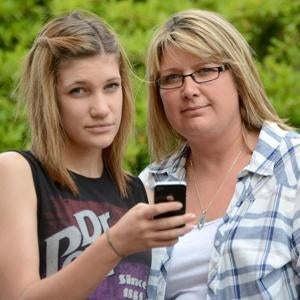 Casey Snook (L) ran up a $6000 cellphone bill from her trip to New York City - British teen gets socked with $6000 cell bill after Big Apple trip