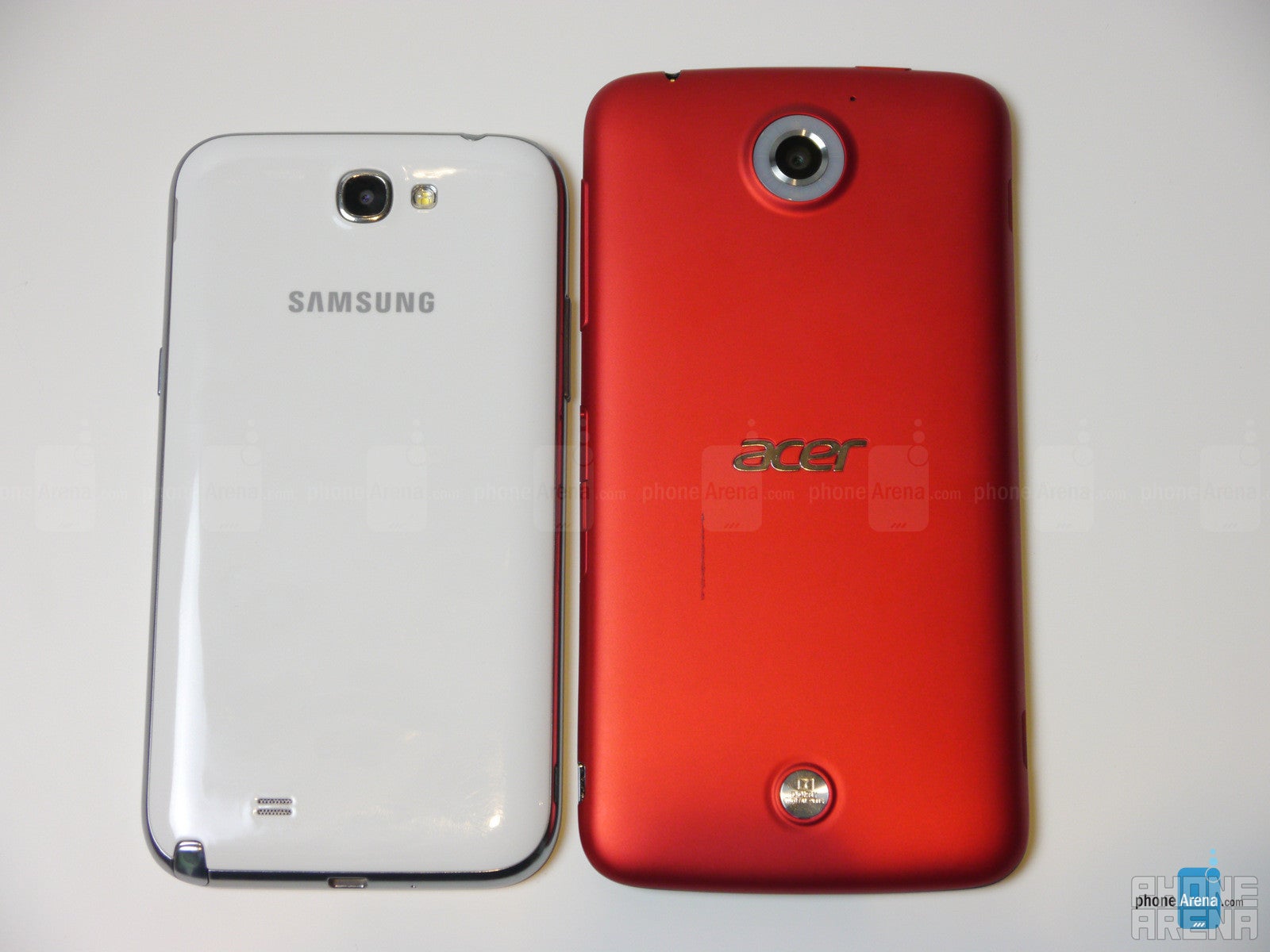 The Acer Liquid S2 and the Samsung Galaxy Note II are both large and made of plastic - Acer Liquid S2 vs Samsung Galaxy Note II: first look
