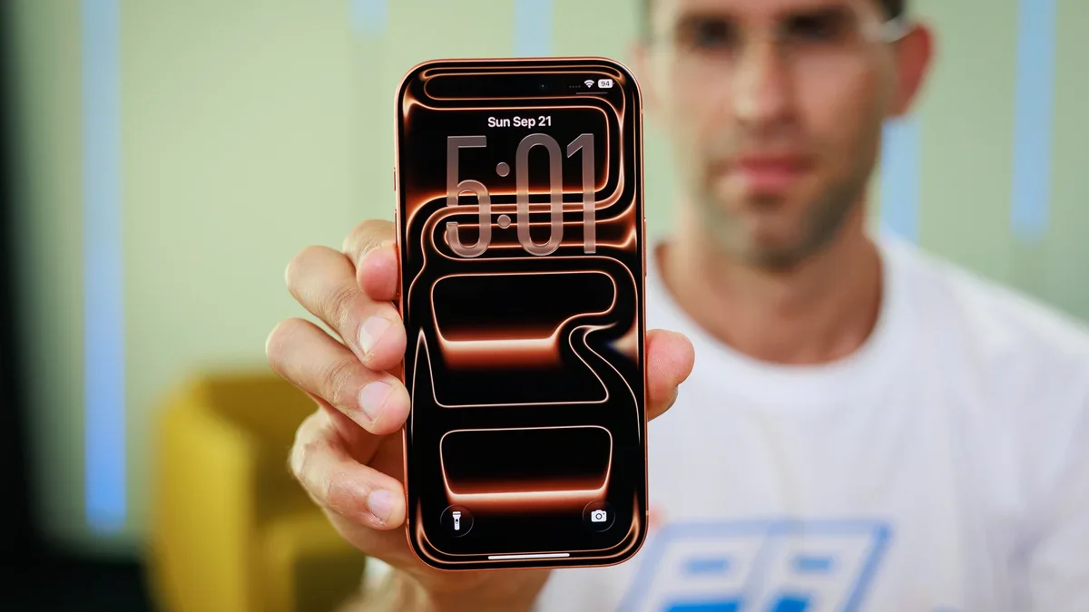 A man holding an iPhone 17 Pro.