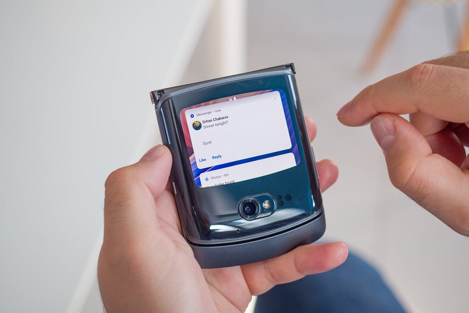 Moto Razr 2020 external display