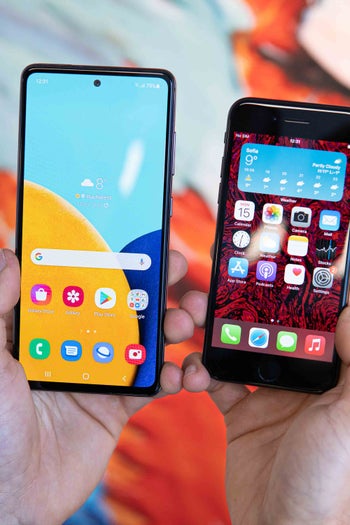 Samsung Galaxy A52 vs iPhone SE (2020)