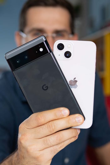 Google Pixel 6 vs Apple iPhone 13