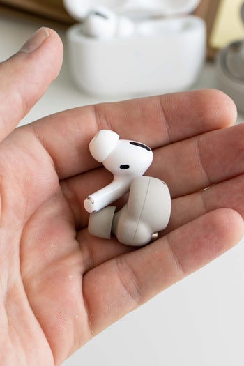 Sony WF-1000XM4 vs Apple AirPods Pro