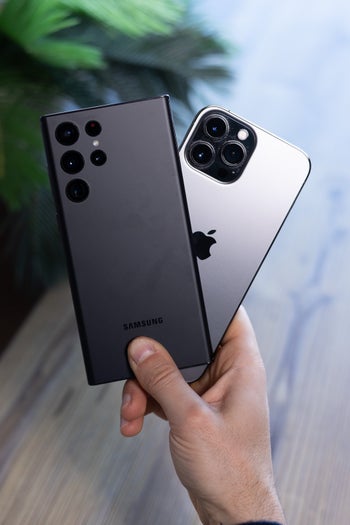 Samsung Galaxy S22 Ultra vs Apple iPhone 13 Pro Max