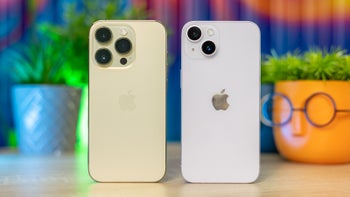 iPhone 14 Pro and iPhone 14 one next to the other