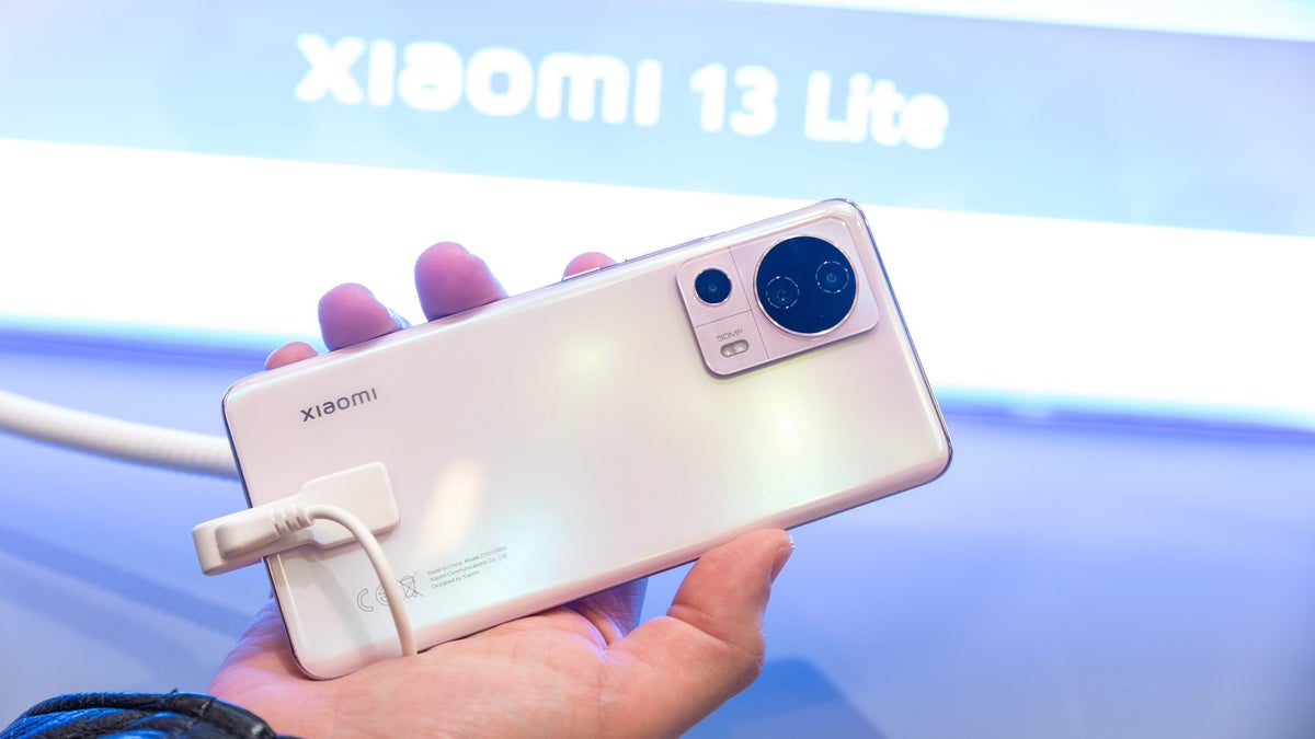 Xiaomi 13 Lite presented with eye-catching design, punch-hole camera