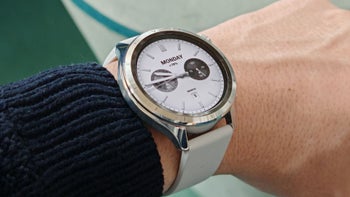 man showing the Xiaomi Watch 4 on his wrist