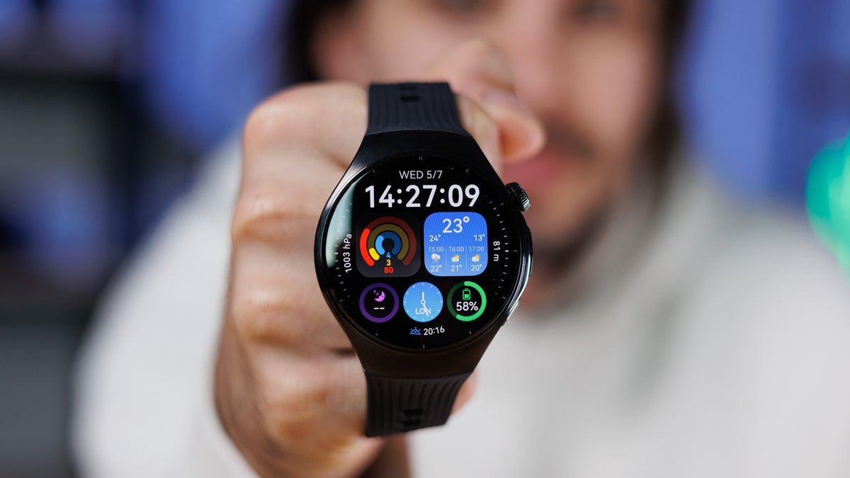 Huawei Watch 5 in-hand