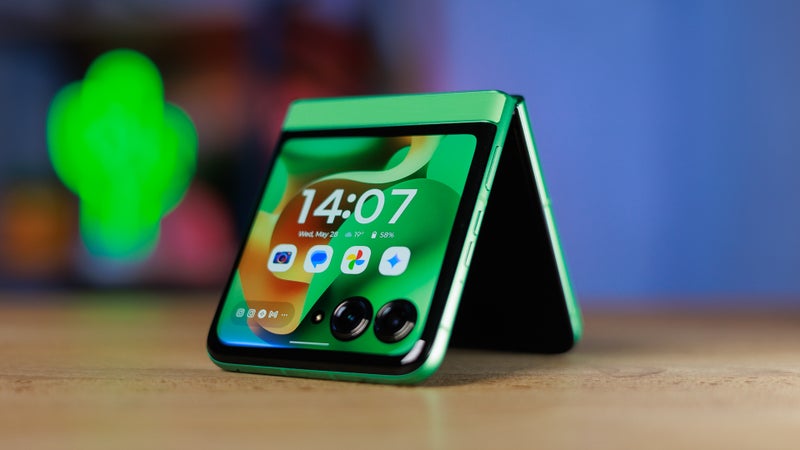 Motorola Razr 2025 Review: The budget foldable that cuts a few corners