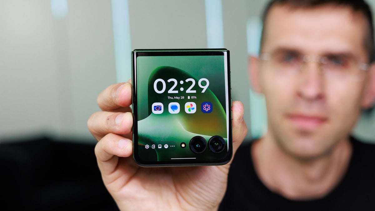 I tried Motorola's Razr Plus 2026: it falls right into the middle child trap