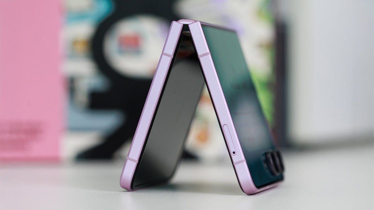 phonearena.com - Victor Hristov - I tested the Galaxy Flip 8 for a week, and it seems that flip phones have hit their peak