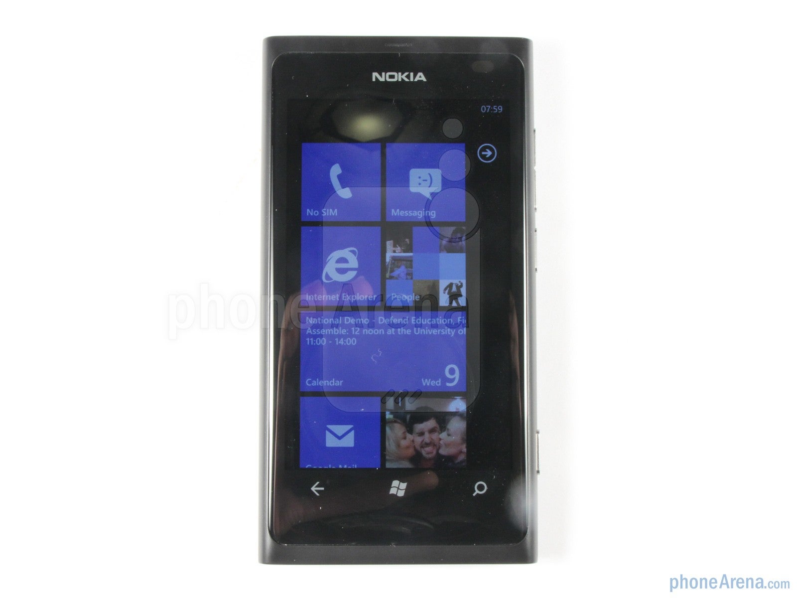 The Nokia Lumia 800 has a Clear Black AMOLED display - Nokia Lumia 800 Review
